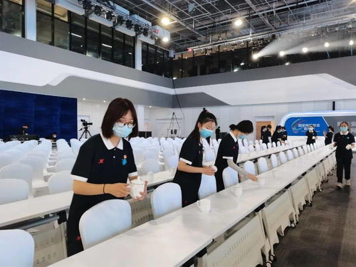 当志愿红遇上郑州绿 会务服务中的青春画卷